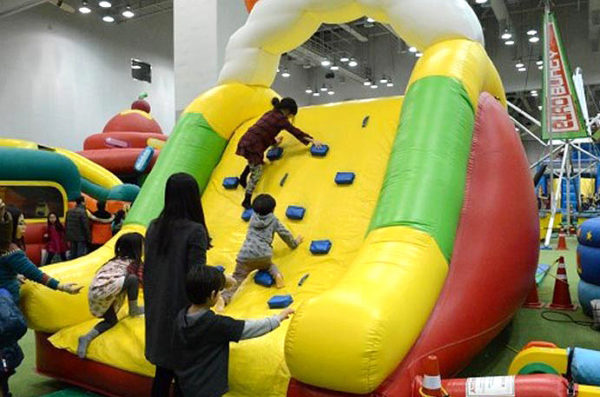 Worm slide inflatable