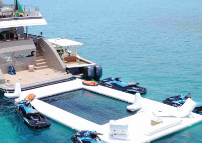 piscina gonfiabile e darsena per barche e yacht