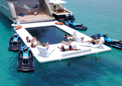 piscine gonflable et ponton pour bateaux et yachts