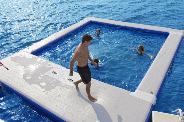piscina hinchable y muelle para barcos y yates