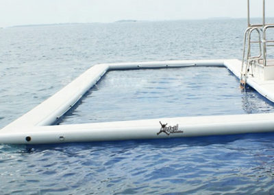 حوض سباحة قابل للنفخ ورصيف للقوارب واليخوت