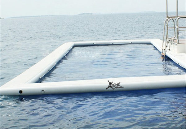 piscine gonflable et ponton pour bateaux et yachts