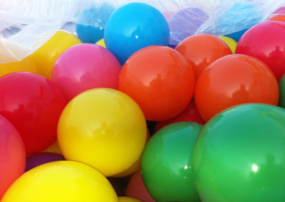 spielplätze-farbe-plastikball-1