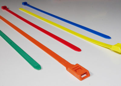 Releasable cable tie for playgrounds